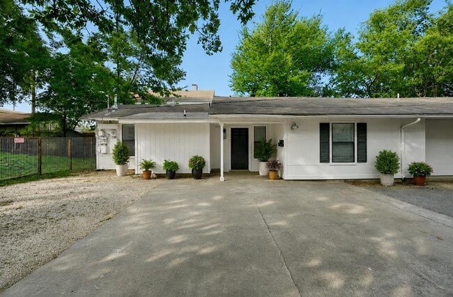 Photo - 2407 Winsted Ln