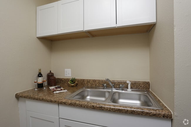 Broadmoor Apartments