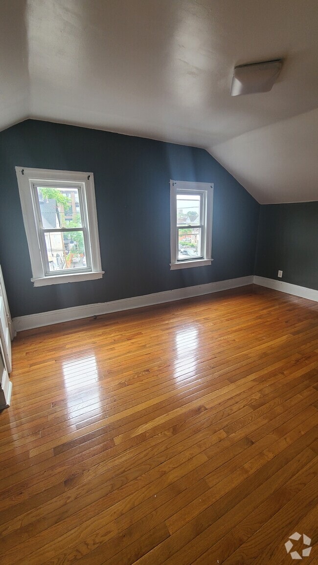 Building Photo - 474 E 18th St Unit 3rd Floor Rental