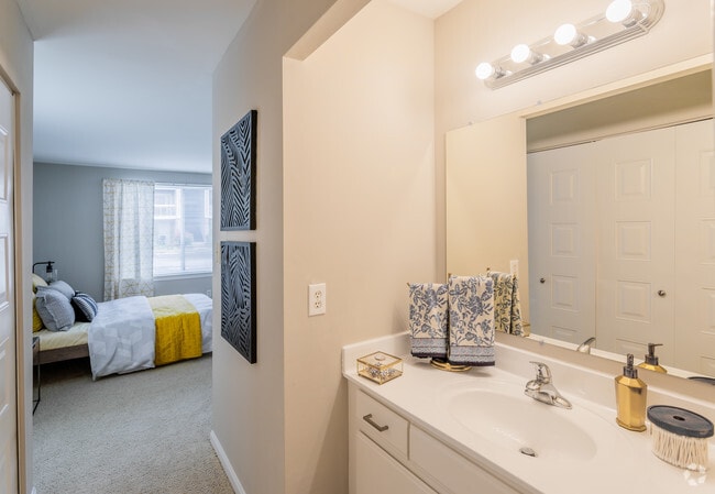 2 BR, 1 BA - 903 SF