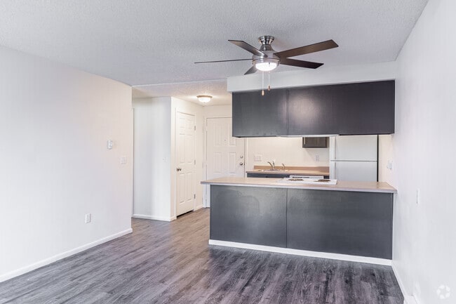 1BR, 1BA - 700SF