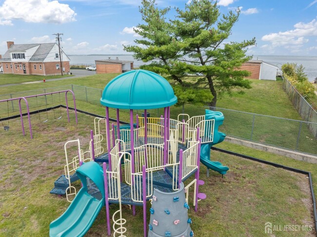 Photo - 106 Boulevard W