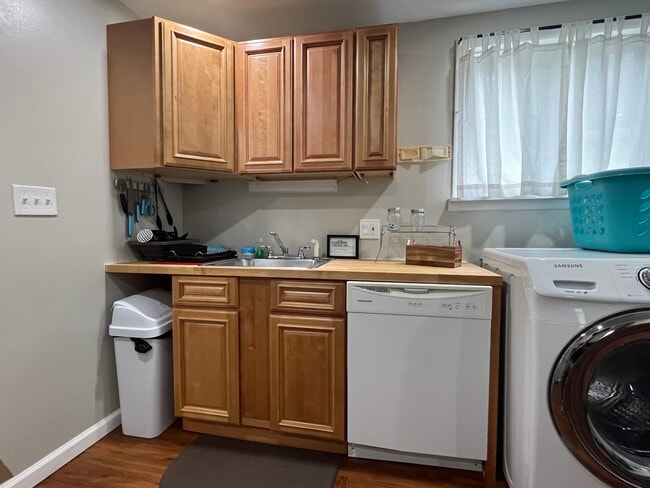 Building Photo - 82 Kail St Unit 1