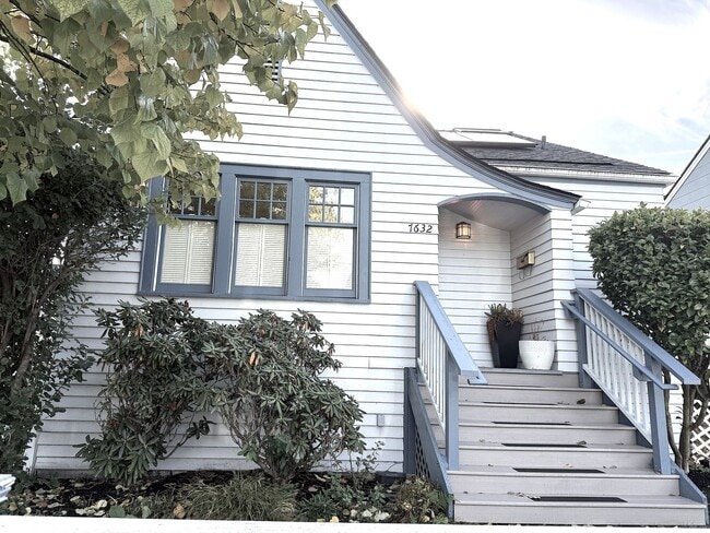 Building Photo - 3BR Tudor Home 1/2 Block from Greenlake!