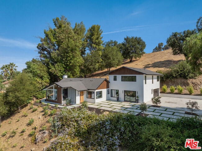 Building Photo - 9425 Gierson Ave