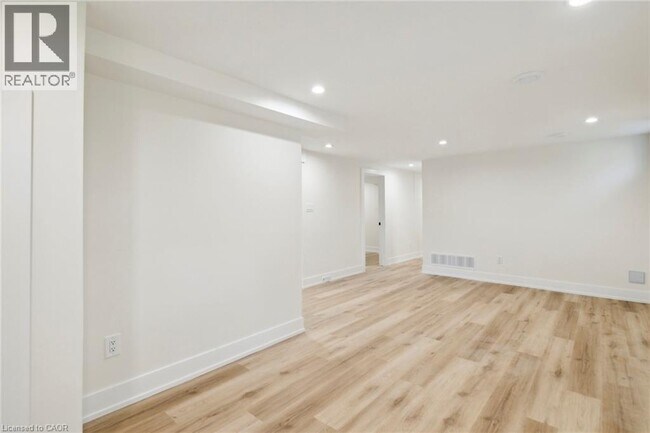 Photo - 87 Leaside Dr