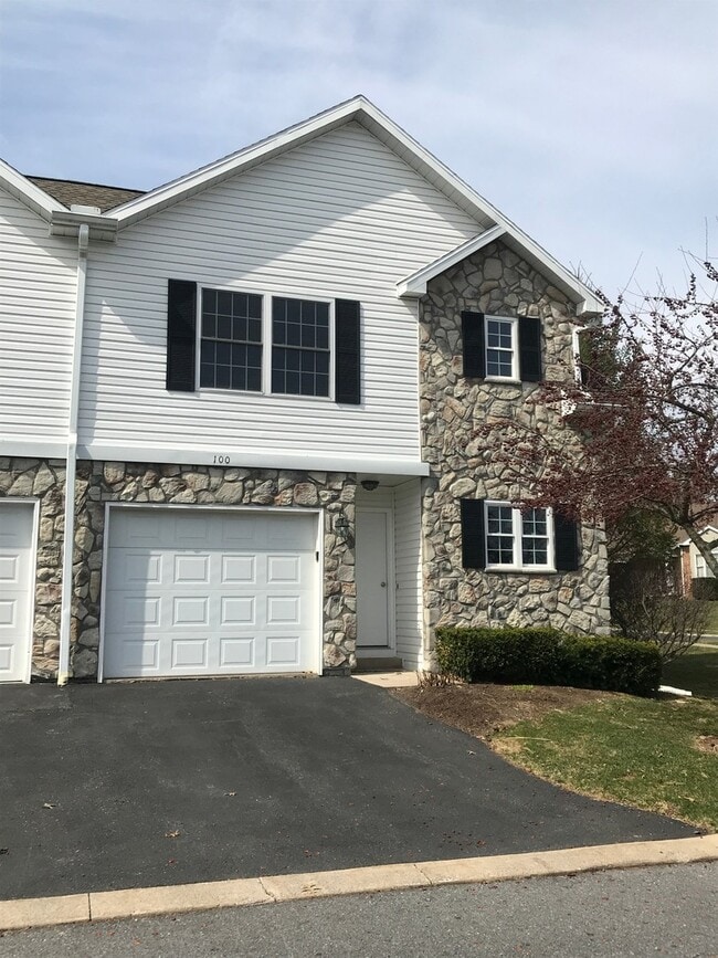 Building Photo - Beautiful State College townhouse available July or August