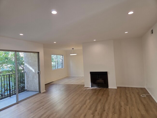 Building Photo - 621 Strand St Unit 4 Rental