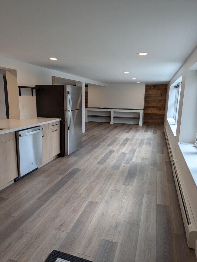 Kitchen, Dining - 207 6th St Unit C