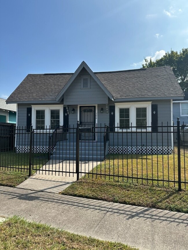 Photo - 106 N Eastwood St