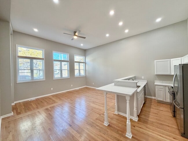 Building Photo - 1013 W 19th St Unit 2