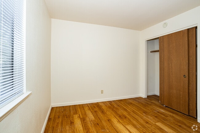 2BR, 2BA - 950SF