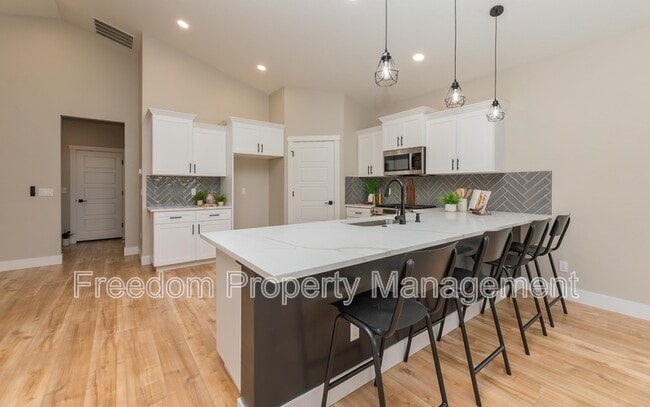 Photo - 2125 Oxon St