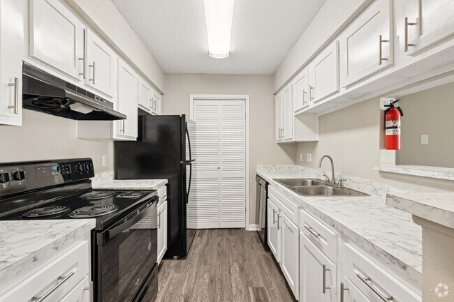 Apartment 1BR, 1BA - 689SF - Kitchen