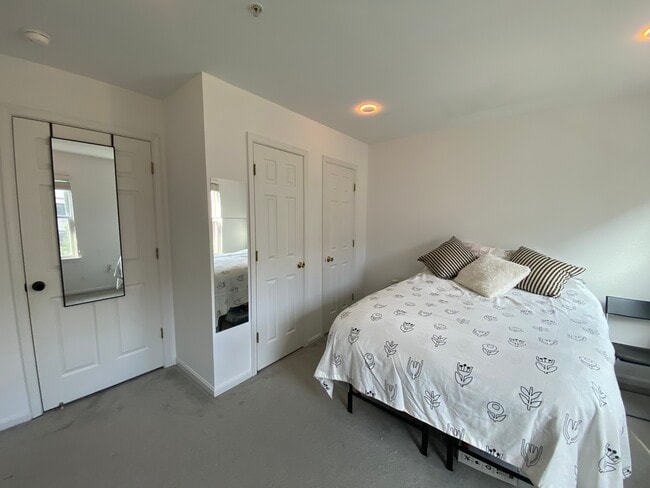 Building Photo - 1327 Belmont St NW Rental