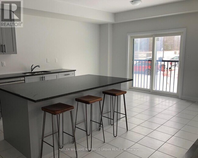 Photo - 1466 Stovell Cres