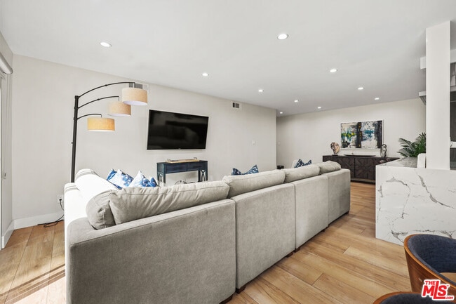 Photo - 1045 Kings Rd Unidad 108