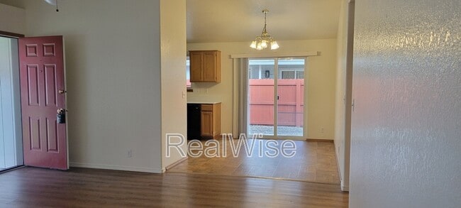 Photo - 2210 SW Bridge St