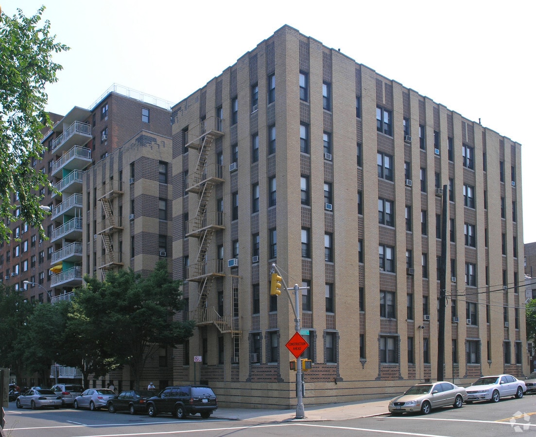 Primary Photo - 3565 Bruckner Blvd