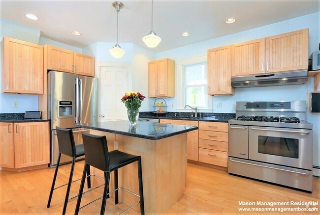 Building Photo - 74 Chestnut St Unit 3 Rental