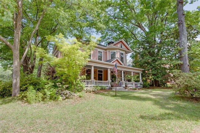 Photo - 860 Euclid Ave NE