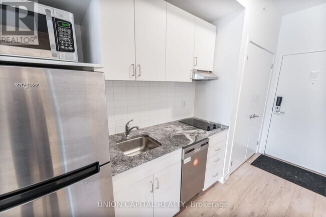 Photo - 1800 Simcoe St N Unité 201