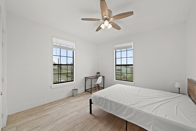 Building Photo - 701 28th St Unit D