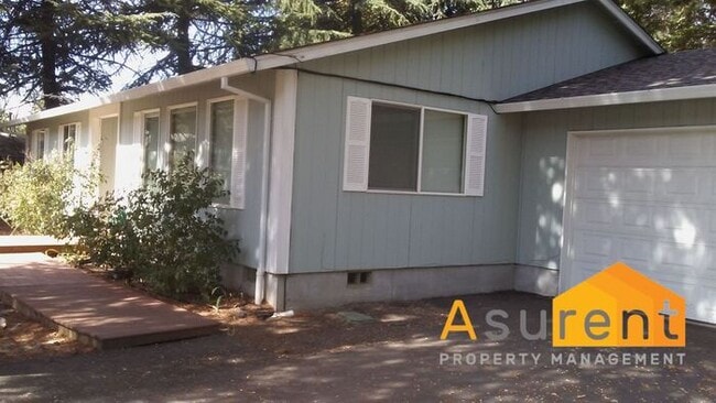Building Photo - 3 Bed, 2 Bath Home on Large Flag Lot
