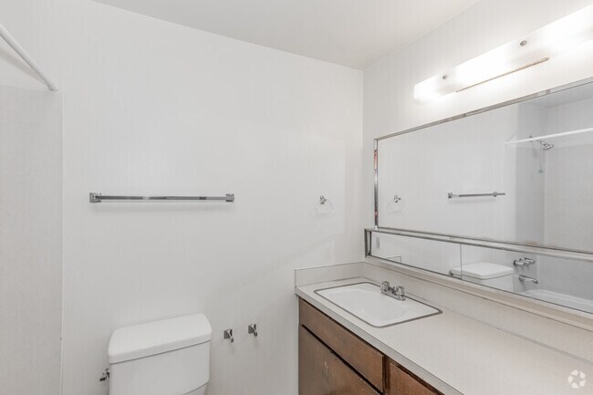 2BR, 1BA - 1,024 - Bathroom