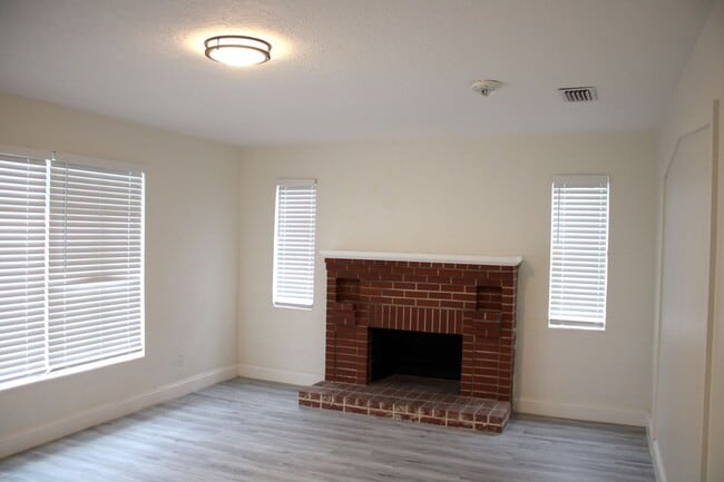 Photo - Spacious 4 Bedrooms and 2.5 bath FULLY REN...