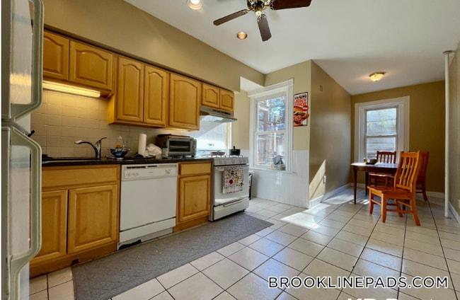 10 Strathmore Rd Unit 2
