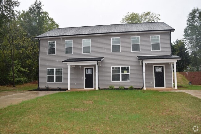 Building Photo - Prime Location! 3BR Townhome with 2.5 Baths