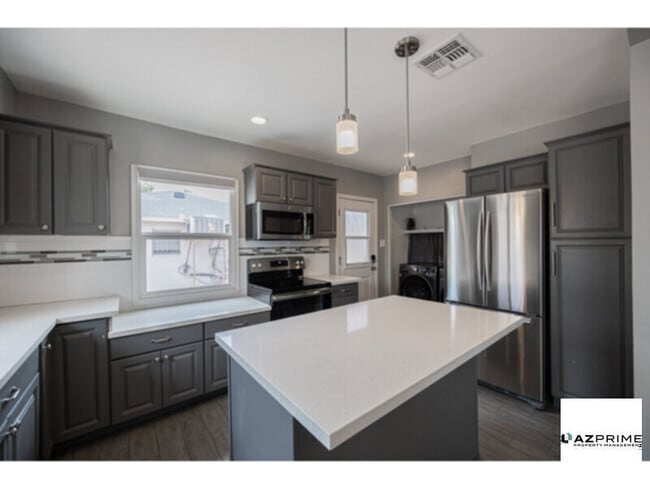 Building Photo - Live in Style in this Stunning 3/2 Phoenix... Rental