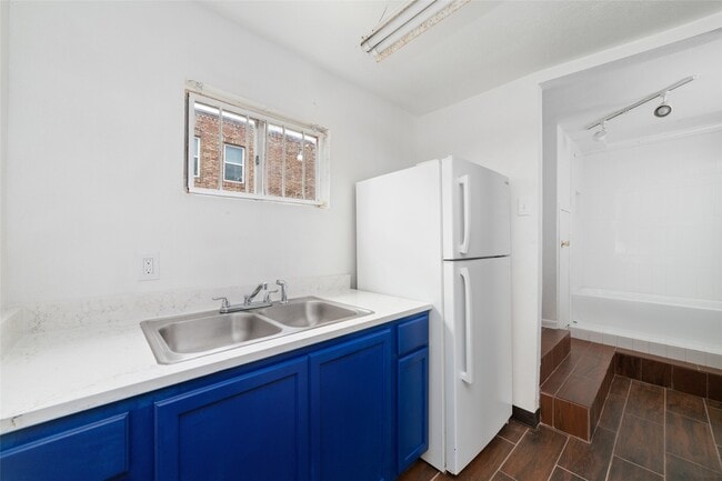 Building Photo - 3705 Mandell St Unit 4