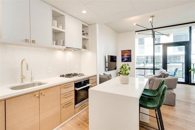 Building Photo - 70 Rainey St Unit 1310