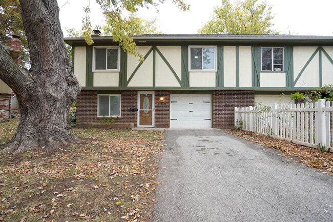 Building Photo - 10706 W 90th Ter