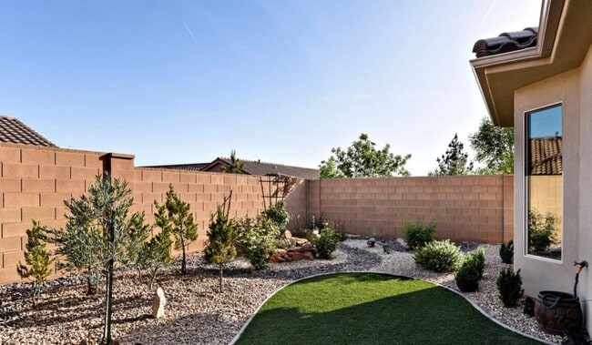 1556 W Songbird Dr