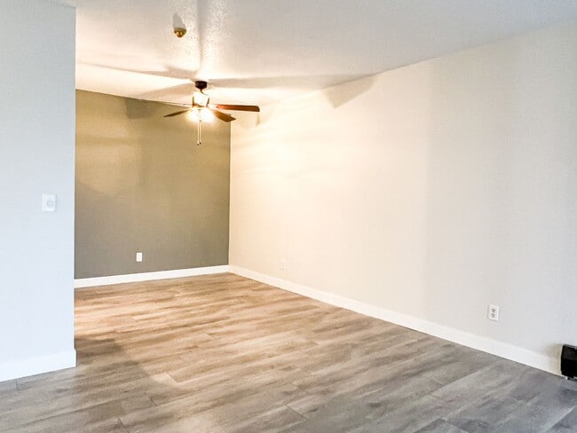 Building Photo - 2800 Hillsboro Ave N Unit 1