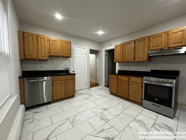 Building Photo - 22 Howell St Unit #2