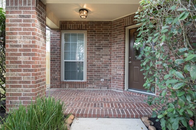 Photo - 416 Laddingford Ln