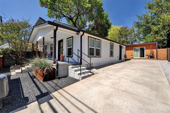 Photo - 2324 Santa Maria St