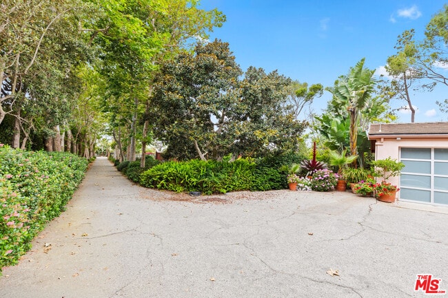7122 Dume Dr