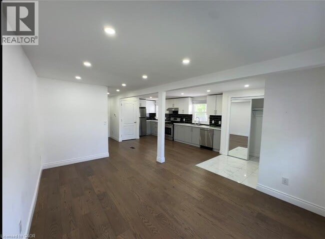 Photo - 28 Timberlane Crescent