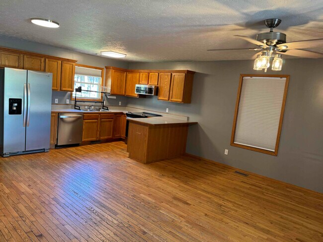 Photo - 827 Hickory Ln