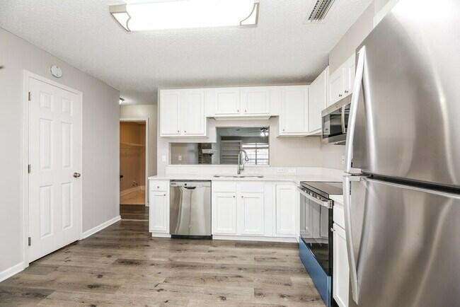 Photo - 588 John Hancock St