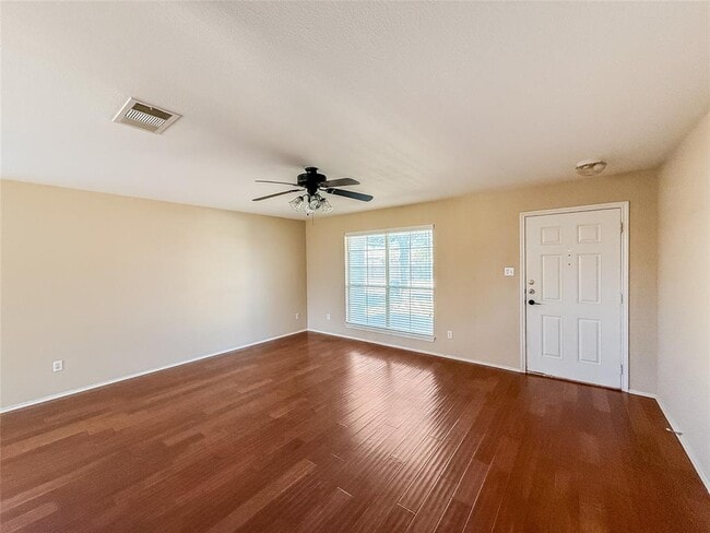 Photo - 909 Remington Dr