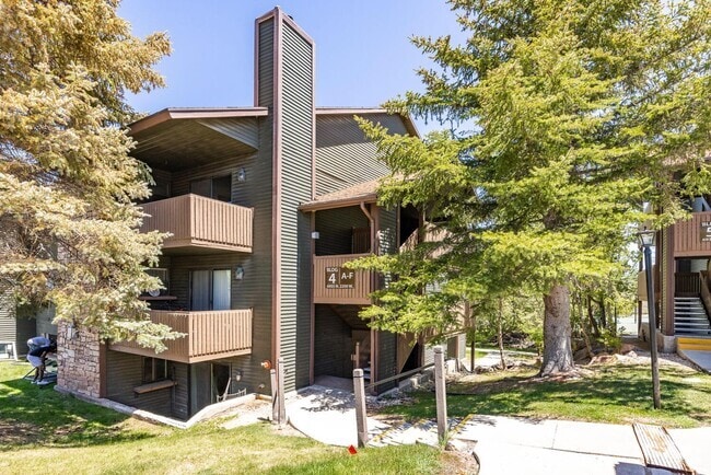 Building Photo - Top Floor Condo Near Bus Line