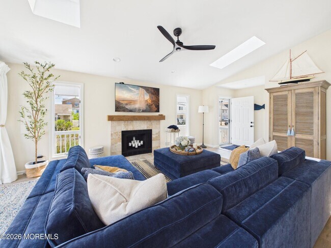 Photo - 207 4th Ave