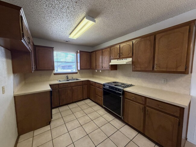 Photo - 7501 Avenue W