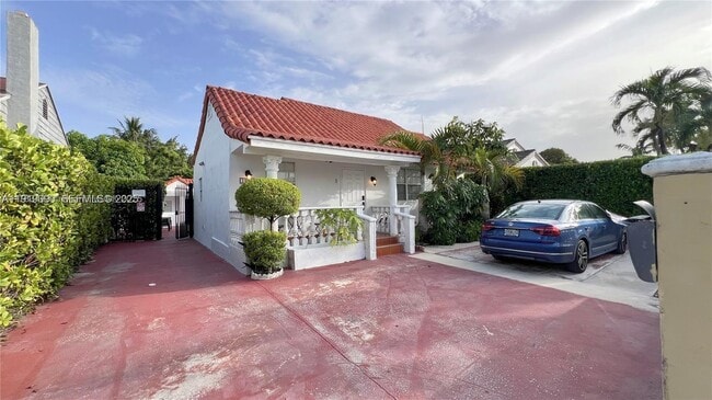 Building Photo - 1950 SW 5th St Unit 2